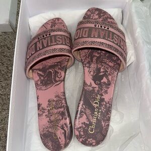 AUTHENTIC *** serial number available. OG box
Used 2x Dior sandals pink size 38